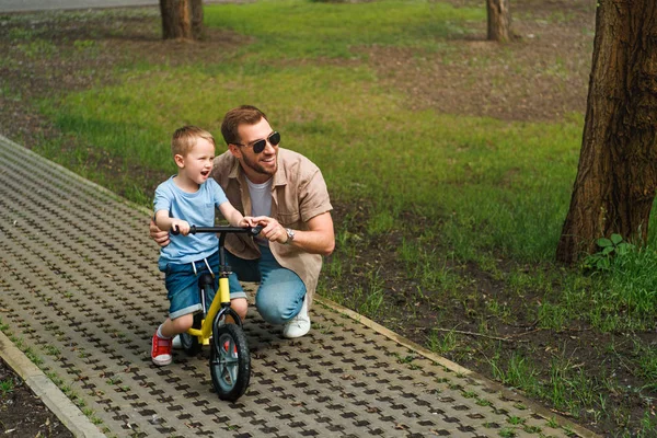 Dad Son Small Bicycle Looking Away Park — Stock Photo, Image