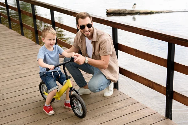 Father Teaching Son Riding Bike Park — Stock Photo, Image