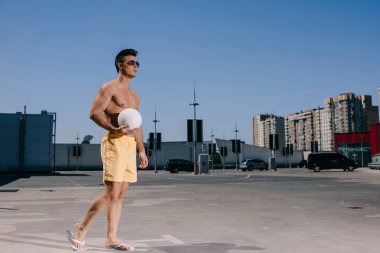 gömleksiz adam Park voleybol topu