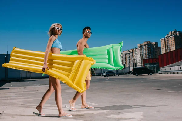 Attraktives Junges Paar Strandkleidung Mit Aufblasbaren Betten Auf Dem Parkplatz — Stockfoto