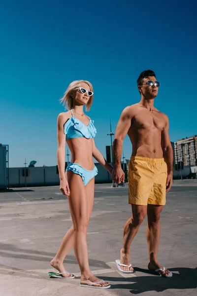 Young Couple Beach Clothes Holding Hands Walking Parking — Stock Photo, Image