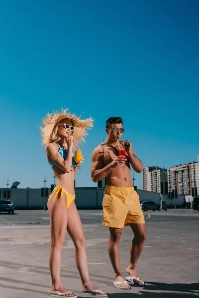 Jovem Casal Com Coquetéis Refrescantes Estacionamento — Fotografia de Stock