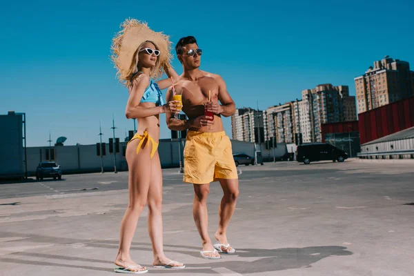 Happy Young Couple Beach Clothes Refreshing Cocktails Standing Parking — Stock Photo, Image