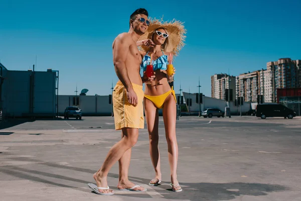 Young Couple Beach Clothes Refreshing Cocktails Standing Parking — Stock Photo, Image