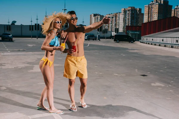 Casal Feliz Maiôs Com Coquetéis Refrescantes Estacionamento — Fotografia de Stock