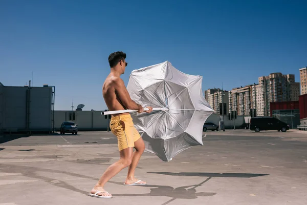 Schöner Junger Mann Ohne Hemd Mit Sonnenschirm Auf Dem Parkplatz — Stockfoto