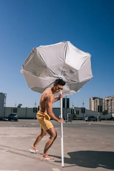 Athletic Young Shirtless Man Putting Beach Umbrella Asphalt Parking — Stock Photo, Image