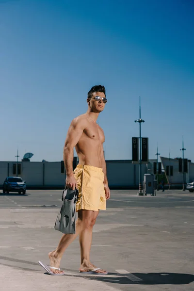 Sportive Young Shirtless Man Flippers Parking — Stock Photo, Image