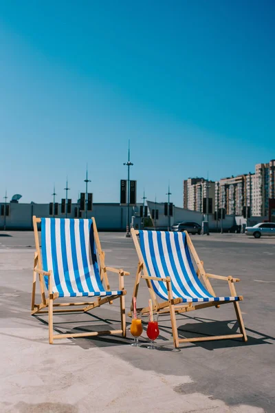 Sun Loungers Cocktail Parking Sunny Summer Day — Stock Photo, Image