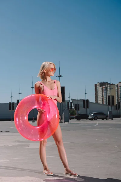 Fiatal Elegáns Rózsaszín Fürdőruha Felfújható Gyűrű Parkolás — ingyenes stock fotók