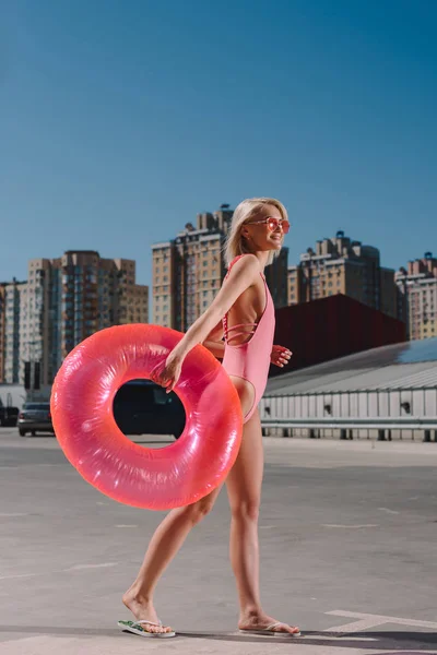 Attractive Young Woman Stylish Pink Swimsuit Inflatable Ring Parking — Stock Photo, Image
