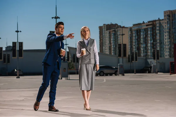 Joven Pareja Atractiva Negocios Con Café Para Estacionamiento — Foto de stock gratuita