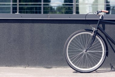 sokağa park retro bisiklet görünümünü kapat
