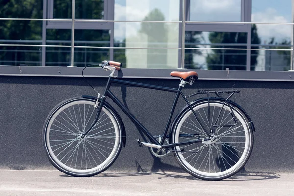 Vista Cerca Bicicleta Retro Estacionado Calle — Foto de Stock