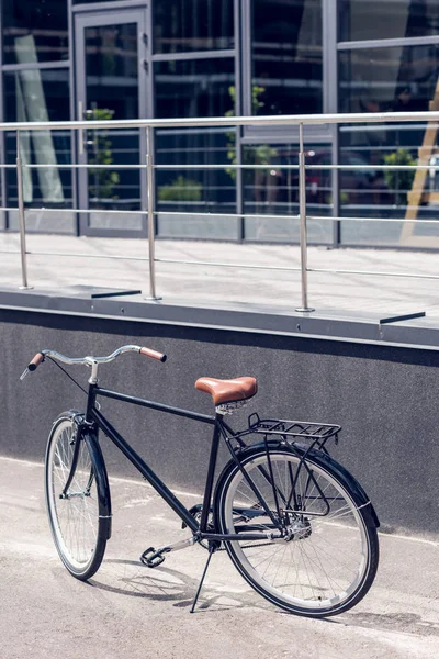 Aproape Vedere Biciclete Retro Parcate Stradă — Fotografie de stoc gratuită
