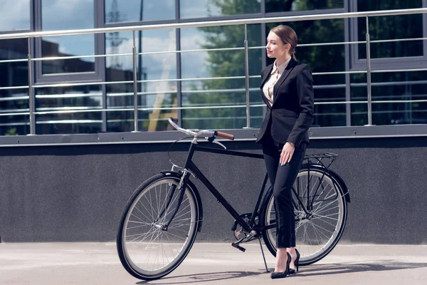 양복과 거리에 복고풍 자전거 사업가 — 스톡 사진