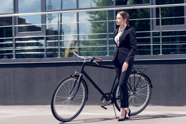 Jeune Femme Affaires Costume Talons Hauts Debout Près Vélo Rétro — Photo