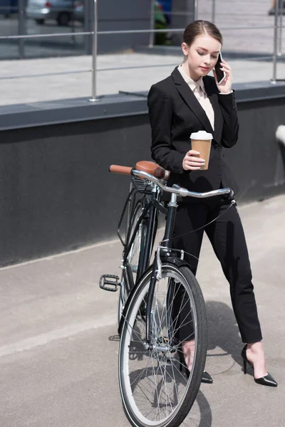 Young Businesswoman Coffee Talking Smartphone While Standing Retro Bicycle Street — Stock Photo, Image