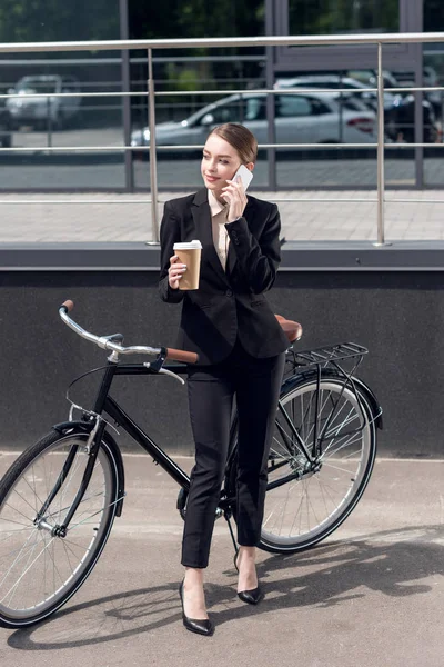 Young Businesswoman Coffee Talking Smartphone While Standing Retro Bicycle Street — Stock Photo, Image