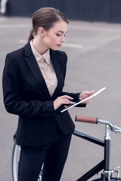 Joven Empresaria Usando Tableta Digital Mientras Está Pie Cerca Bicicleta — Foto de Stock