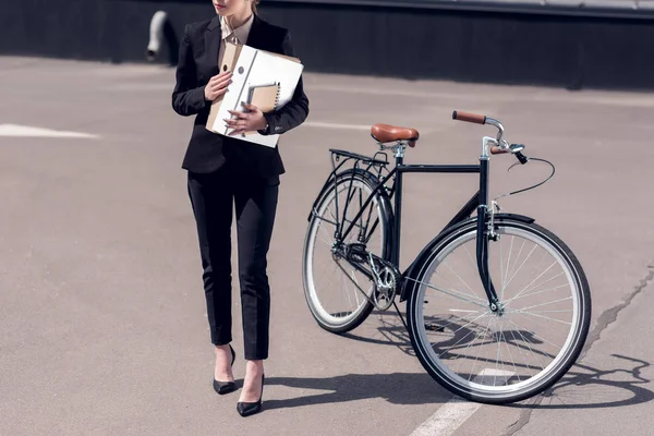 Visão Parcial Empresária Com Documentos Andando Rua Com Bicicleta Estacionada — Fotografia de Stock