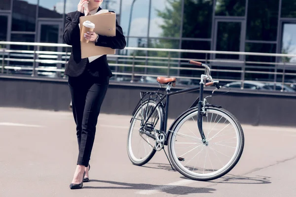 Kırpılan Smartphone Arkasında Park Bisiklet Ile Sokakta Yürürken Konuşmaya Başladın — Ücretsiz Stok Fotoğraf