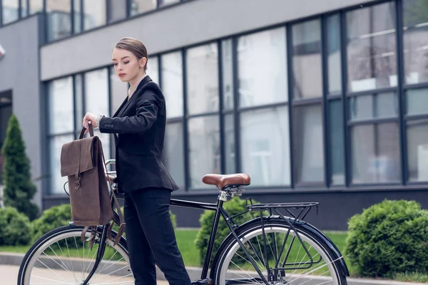 Portrait Young Businesswoman Briefcase Retro Bicycle Checking Time Street — Free Stock Photo