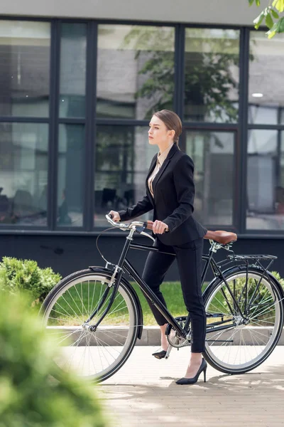 Joven Mujer Negocios Traje Negro Con Bicicleta Retro Calle — Foto de stock gratis