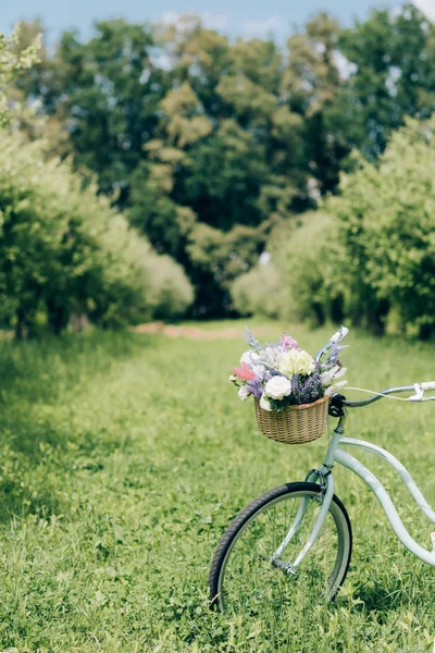 Foco Selectivo Bicicleta Retro Con Cesta Mimbre Llena Flores Campo — Foto de Stock