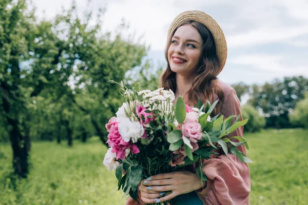 Портрет Красивой Молодой Женщины Шляпе Букетом Цветов Парке — стоковое фото