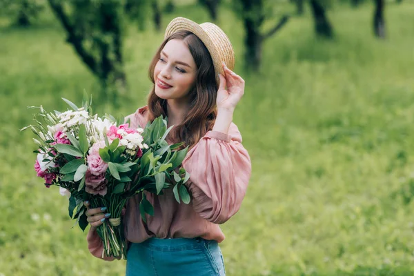 Retrato Mujer Joven Bonita Sombrero Con Ramo Flores Parque — Foto de Stock