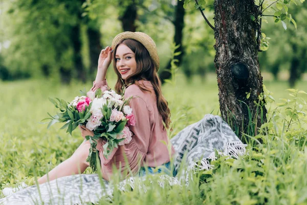 Zijaanzicht Van Mooie Lachende Vrouw Met Boeket Bloemen Rustend Deken — Stockfoto