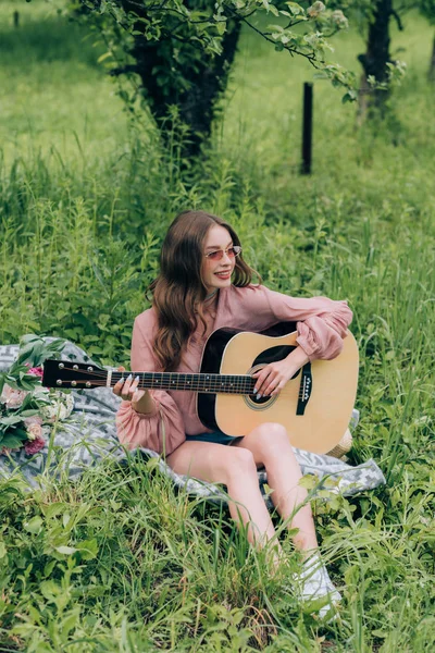 Young Woman Playing Acoustic Guitar While Resting Blanket Bouquet Flowers — Stock Photo, Image