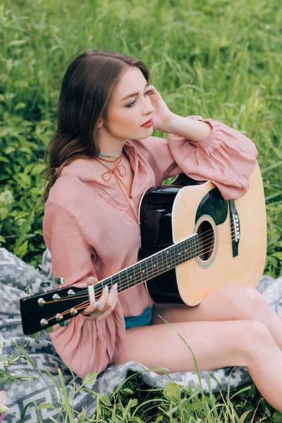 Junge Nachdenkliche Frau Mit Akustikgitarre Ruht Auf Decke Mit Blumenstrauß — Stockfoto