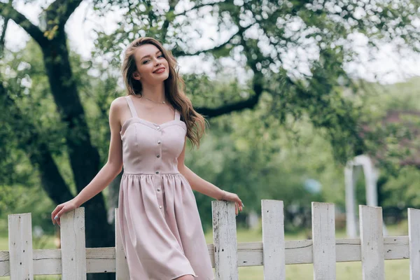 Portrait Smiling Beautiful Woman Stylish Dress Standing White Fence Countryside — Stock Photo, Image