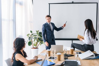 çok ırklı iş adamı ve iş projede birlikte ofiste çalışan iş kadınları