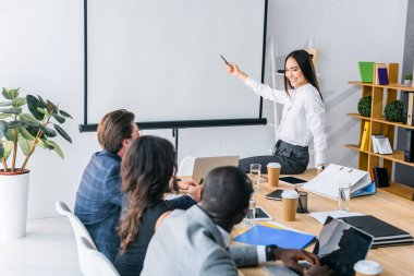 iş birlikte ofiste toplantı olması çok ırklı iş takımının kısmi görünümü