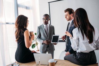 formal giyim yeni iş planı Office tartışırken çok ırklı iş arkadaşları Grup