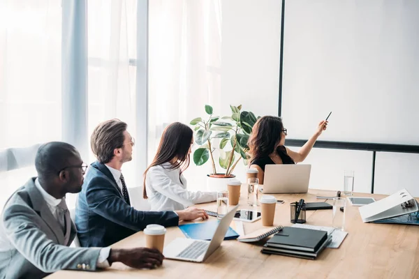 Mångkulturella Affärsmän Med Affärsmöte Office — Stockfoto