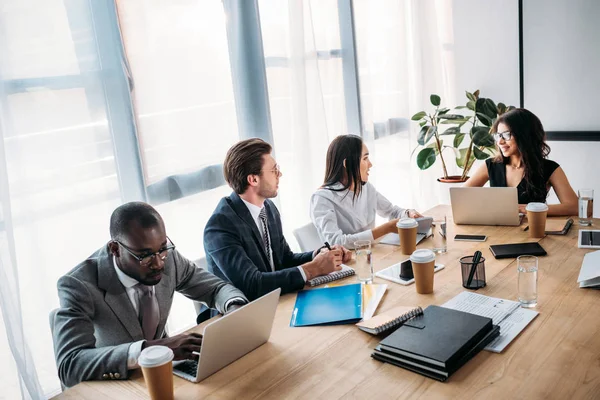 Gente Negocios Multicultural Que Tiene Reunión Negocios Oficina — Foto de Stock