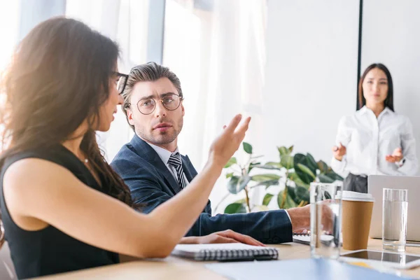 Selektiv Fokus För Multiracial Affärsman Och Affärskvinnor Som Arbetar Affärsprojekt — Stockfoto