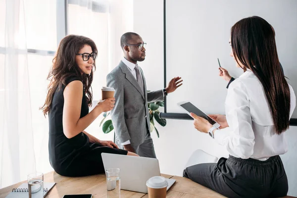 Kelompok Kerja Multirasial Dalam Pakaian Formal Mendiskusikan Rencana Bisnis Baru — Stok Foto