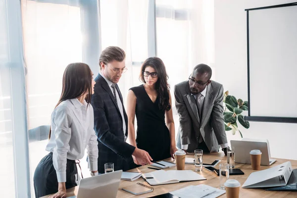 Grupp Mångkulturella Affärsmän Med Affärsmöte Office — Stockfoto