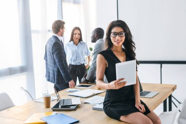 Afro-Amerikan işkadını tablet ve ofiste çok kültürlü meslektaşları ile seçici odak