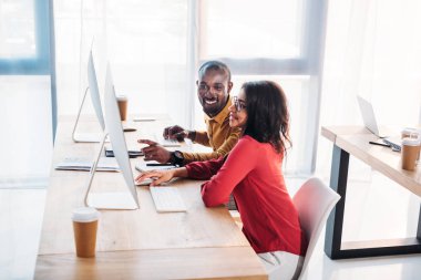 Afro-Amerikan iş adamları office işyerinde çalışan yan görünüm