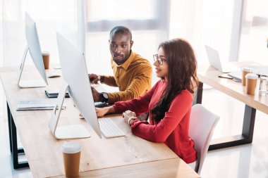 Afro-Amerikan iş adamları İşyeri Ofis proje üzerinde birlikte çalışan yan görünüm