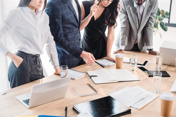 Visão Parcial Grupo Multirracial Colegas Negócios Desgaste Formal Discutindo Novo — Fotografia de Stock