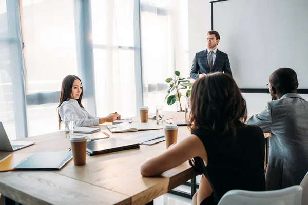 Enfoque Selectivo Del Grupo Colegas Negocios Multiétnicos Que Discuten Estrategia — Foto de Stock