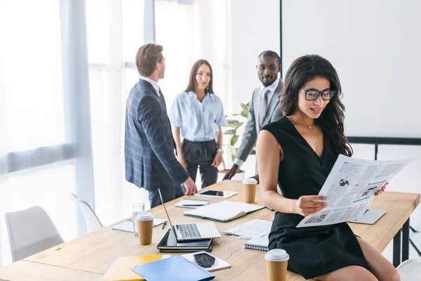 Enfoque Selectivo Mujer Negocios Afroamericana Leyendo Periódico Colegas Multiculturales Oficina — Foto de Stock