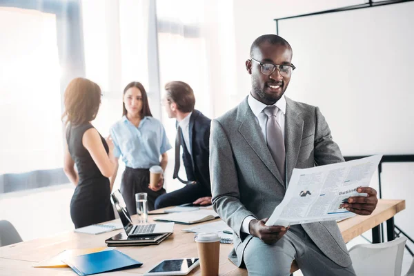 Enfoque Selectivo Del Empresario Afroamericano Leyendo Periódicos Colegas Lugar Trabajo — Foto de Stock